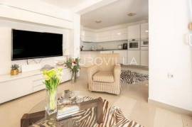 Vir, Family House in a Prime Location, Only 30 Meters from the Sea