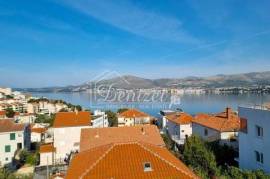 Okrug Gornji, Three-Bedroom Apartments in a New Building with Sea View