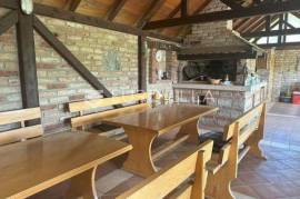 Velika, modern house 386 m² with residential and commercial areas