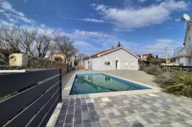 Detached house with swimming pool