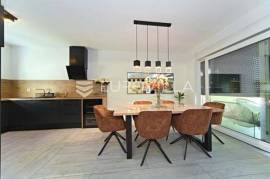 Osijek, Donji Grad, a comfortable four-room apartment in a new building with a parking space