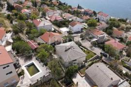 Haus mit zwei Wohnungen und einer Garage, 200 m vom Meer entfernt