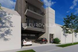 Osijek, Donji grad, four-bedroom apartment on the second floor with a yard.