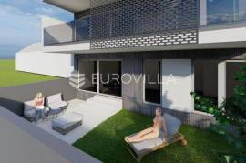 Osijek, Donji grad, three-bedroom apartment on the ground floor with a yard.
