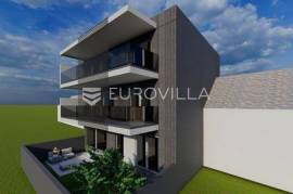 Osijek, Donji grad, four-bedroom apartment on the first floor with a yard.