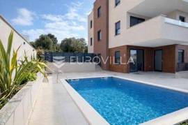 Pag, Jakišnica, three-bedroom apartment with swimming pool in a luxury new building, 122.81 m²