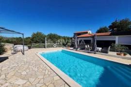 Labin area, two furnished houses with a swimming pool and additional building land