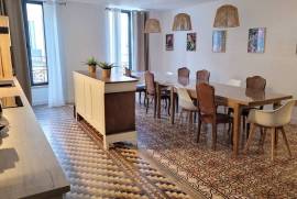 Superb, Spacious, Fully Renovated Character House With 210 M2 Of Living Space Plus 70 M2 Of Converted Commercial Space