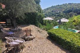 Superb Little Farmhouse Built In 2005, With 75 M2 Of Living Space On A Terraced Plot Of 2540 M2 With A Swimming Pool And Lovely Views.