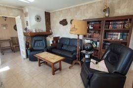 Charming Villa In Need Of Modernisation, Offering 100 M2 Of Living Space, A Garage And Set On 1052 M2 Of Land With Unobstructed Views.
