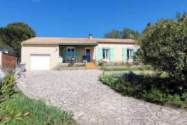 Charming Villa In Need Of Modernisation, Offering 100 M2 Of Living Space, A Garage And Set On 1052 M2 Of Land With Unobstructed Views.