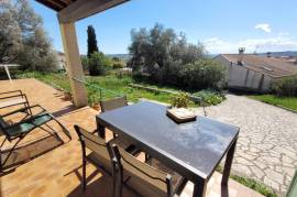 Charming Villa In Need Of Modernisation, Offering 100 M2 Of Living Space, A Garage And Set On 1052 M2 Of Land With Unobstructed Views.