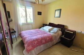 Charming Villa In Need Of Modernisation, Offering 100 M2 Of Living Space, A Garage And Set On 1052 M2 Of Land With Unobstructed Views.