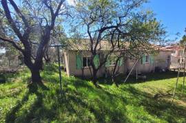Charming Villa In Need Of Modernisation, Offering 100 M2 Of Living Space, A Garage And Set On 1052 M2 Of Land With Unobstructed Views.