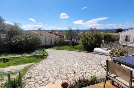Charming Villa In Need Of Modernisation, Offering 100 M2 Of Living Space, A Garage And Set On 1052 M2 Of Land With Unobstructed Views.