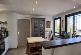 Superb Fully Renovated Contemporary Villa In A Secure Residence With 200 M2 Of Living Space On A 1350 M2 Plot With Petanque Court And Heated Pool.