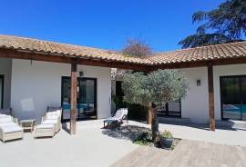 Superb Fully Renovated Contemporary Villa In A Secure Residence With 200 M2 Of Living Space On A 1350 M2 Plot With Petanque Court And Heated Pool.