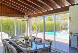 Superb Fully Renovated Contemporary Villa In A Secure Residence With 200 M2 Of Living Space On A 1350 M2 Plot With Petanque Court And Heated Pool.
