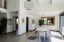 Superb Fully Renovated Contemporary Villa In A Secure Residence With 200 M2 Of Living Space On A 1350 M2 Plot With Petanque Court And Heated Pool.