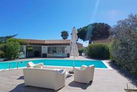 Superb Fully Renovated Contemporary Villa In A Secure Residence With 200 M2 Of Living Space On A 1350 M2 Plot With Petanque Court And Heated Pool.