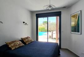 Superb Fully Renovated Contemporary Villa In A Secure Residence With 200 M2 Of Living Space On A 1350 M2 Plot With Petanque Court And Heated Pool.