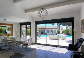 Superb Fully Renovated Contemporary Villa In A Secure Residence With 200 M2 Of Living Space On A 1350 M2 Plot With Petanque Court And Heated Pool.