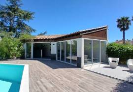 Superb Fully Renovated Contemporary Villa In A Secure Residence With 200 M2 Of Living Space On A 1350 M2 Plot With Petanque Court And Heated Pool.