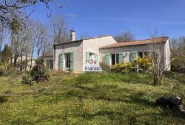 Detached Villa Style House with Landscaped Garden