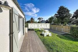 Detached House with Garden by the Coast
