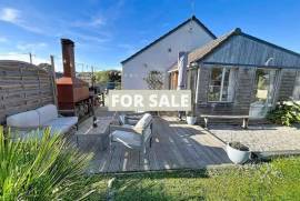 Detached House with Garden by the Coast