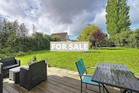 Detached House with Garden by the Coast