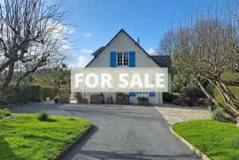 Detached Country House with Landscaped Garden