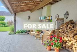 Detached Country House with Landscaped Garden