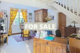 Detached Country House with Landscaped Garden