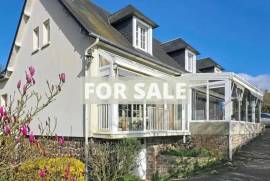 Detached Country House with Landscaped Garden