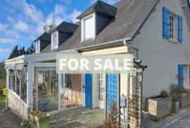 Detached Country House with Landscaped Garden