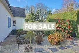 Detached Country House with Landscaped Garden