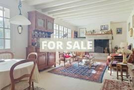 Detached Country House with Landscaped Garden