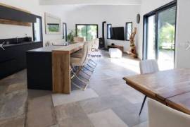 Detached Villa with Landscaped Garden