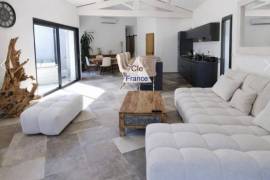 Detached Villa with Landscaped Garden