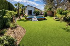 Detached Villa with Landscaped Garden