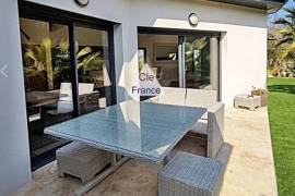 Detached Villa with Landscaped Garden