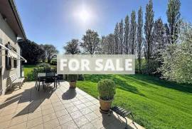 Detached Villa with Swimming Pool