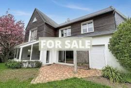 Detached Villa with Swimming Pool