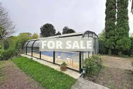 Detached Villa with Swimming Pool
