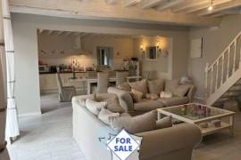 Detached House with Landscaped Garden and Open View