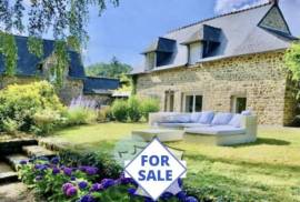 Detached House with Landscaped Garden and Open View