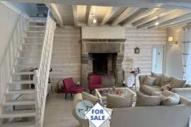 Detached House with Landscaped Garden and Open View