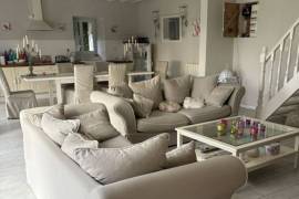 Detached House with Landscaped Garden and Open View