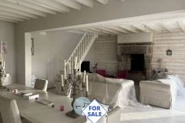 Detached House with Landscaped Garden and Open View